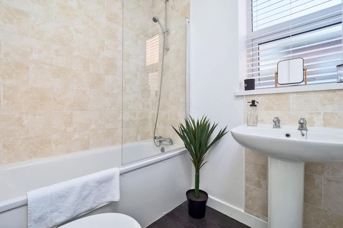 Nursery House By Truestays - 3 Bedroom House In Stoke-On-Trent 外观 照片